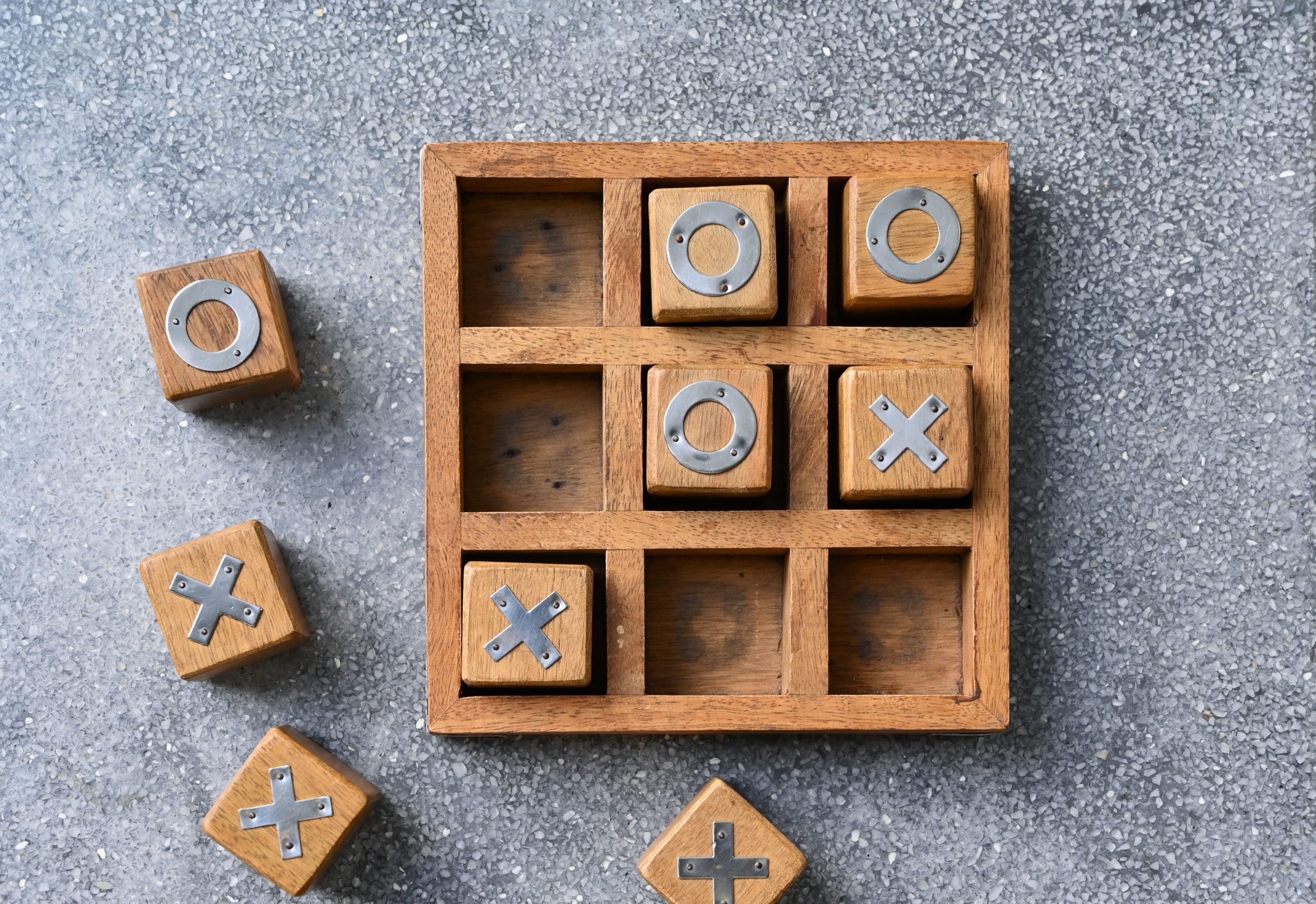 How does Tic-Tac-Toe Can Be Played?